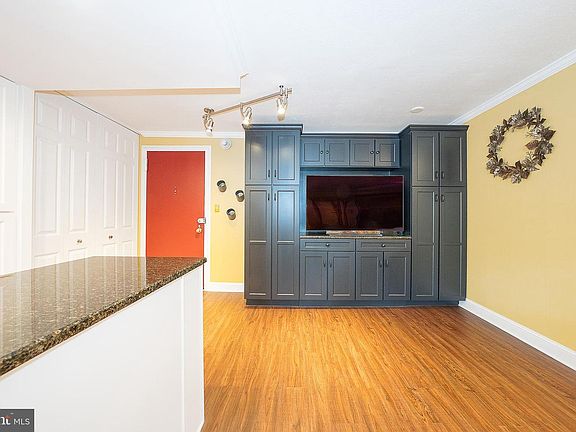 3rd image of 1919 Chestnut St APT 1821
