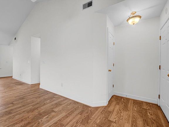 5th image of 1525 Surrey Ct