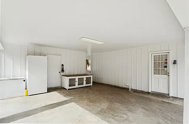 110 N Dabney Dr — Photo 24