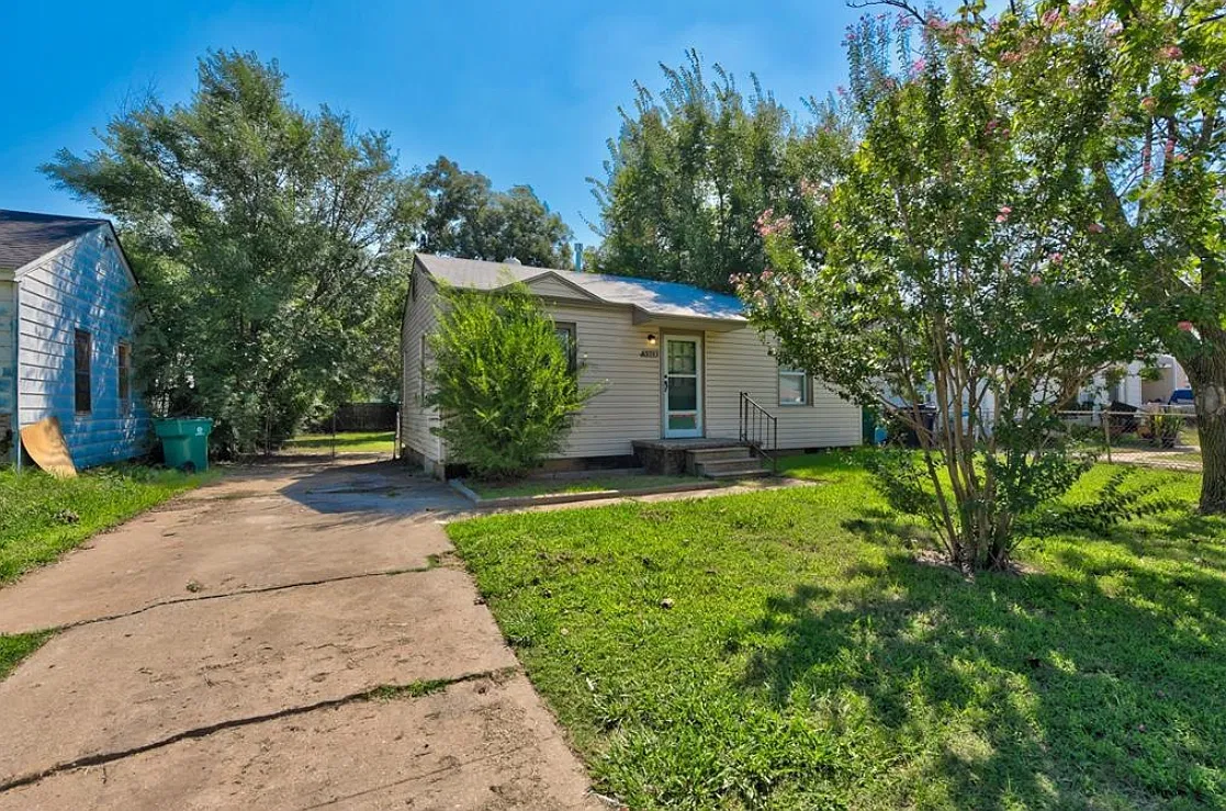 3 bed, 879 sqft, $1,300 — Photo 1