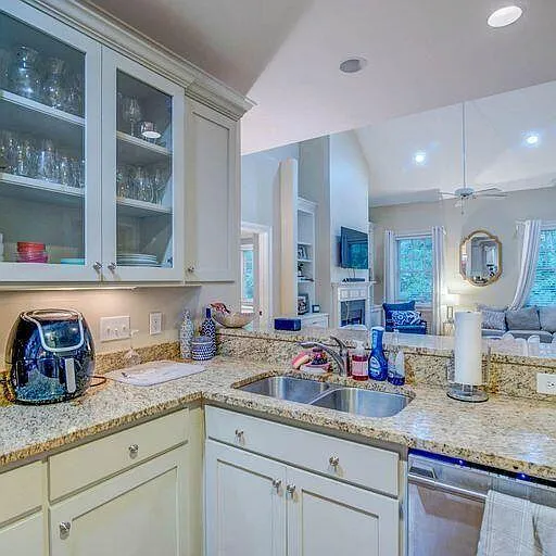 1050 Phillips Park Dr — Photo 14