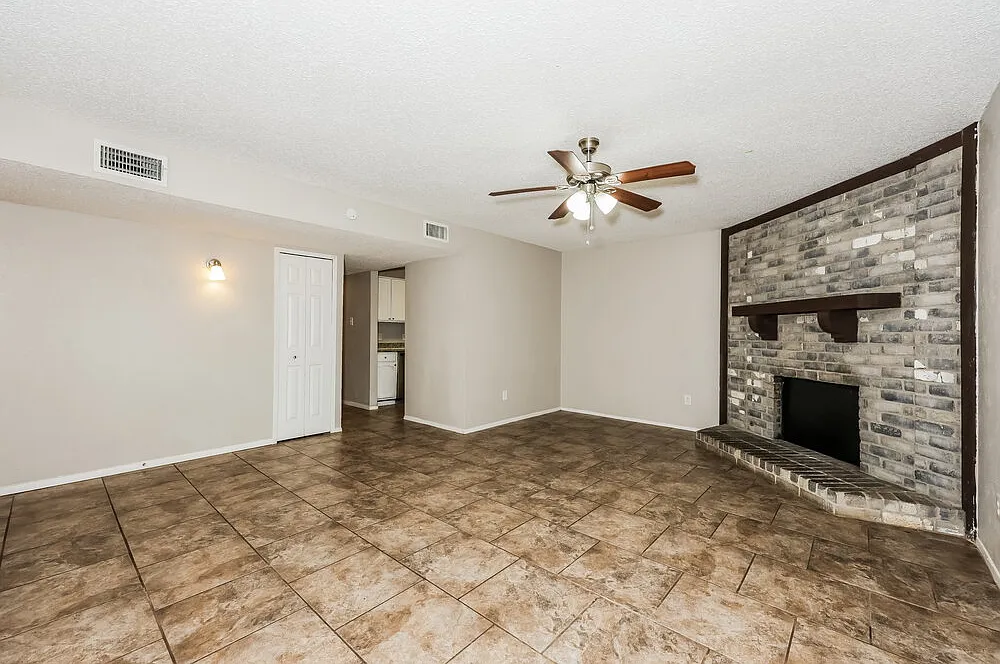 3 bed, 2.0 bath, 1229 sqft, $2,070 — Photo 3