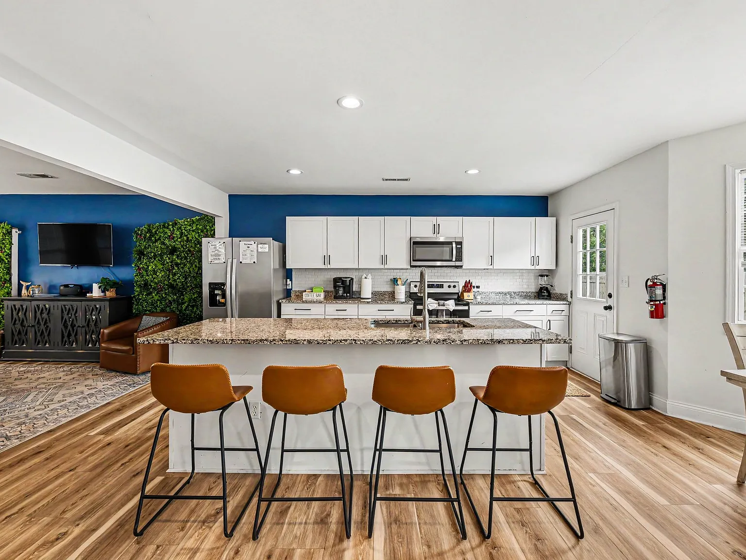 4 bed, 2319 sqft, $5,500 — Photo 3