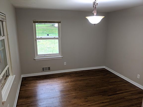 3rd image of 923 Etta Vista Cir
