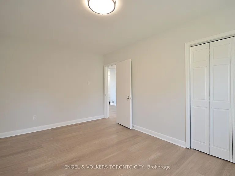 139 Queen St #MAIN FLOOR — Photo 6