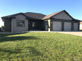 1423 8th St, Hull, IA 51239