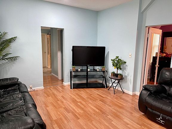 5th image of 584 Marquette Ave