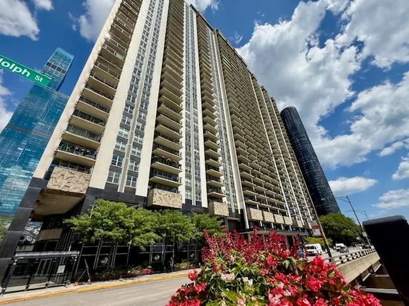 400 E Randolph St APT 904, Chicago, IL 60601