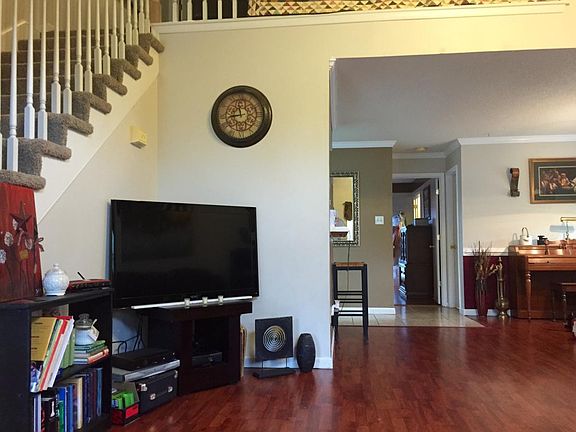 4th image of 247 N Hill Ln