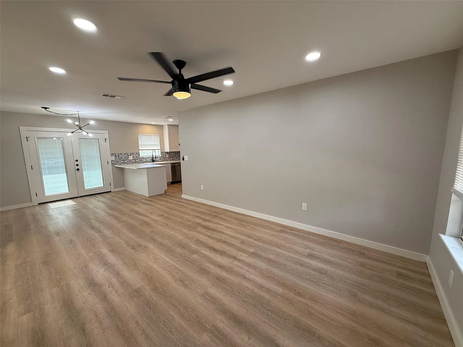 3 bed, 2.0 bath, 1168 sqft, $2,295 — Photo 1