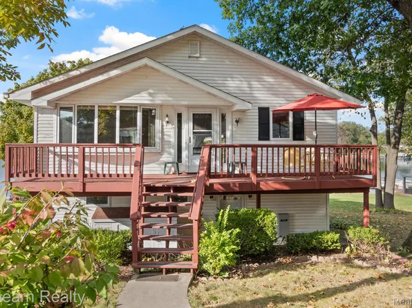 10495 Runyan Lake Point, Fenton, MI 48430