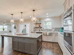 725 Thousand Oaks Dr, Hurst, TX 76054