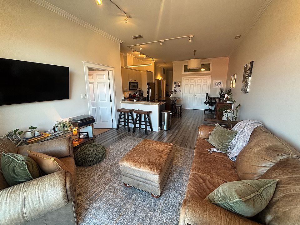 1st image of 4050 N Lincoln Ave Unit 204