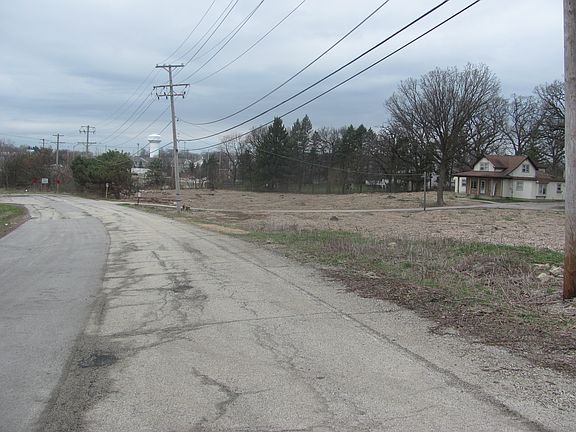 5th image of 980 Old Lake St