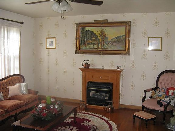 3rd image of 1638 N Kentwood Ave