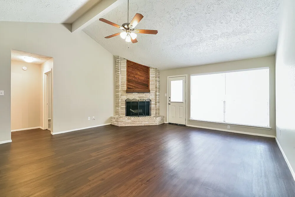 3 bed, 2.0 bath, 1713 sqft, $2,005 — Photo 2