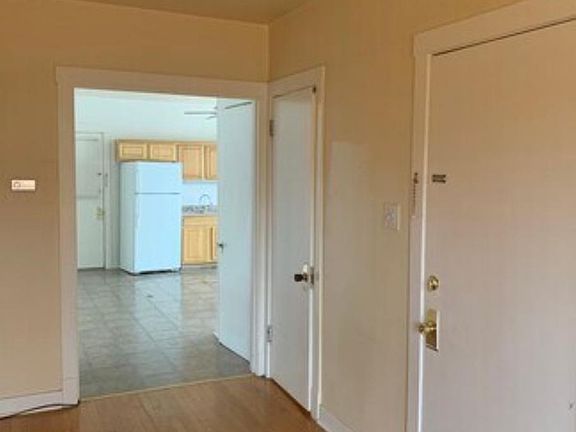 4th image of 1847 Cuyler Ave #1-F
