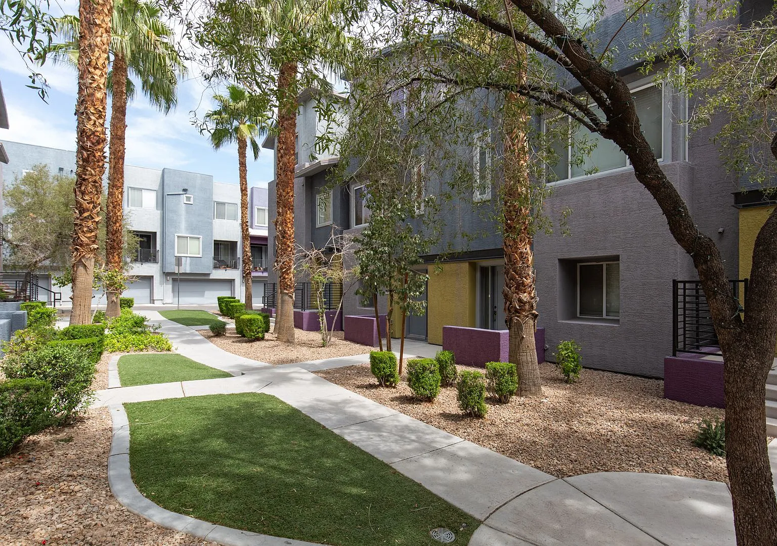 Three bedroom unit with two car garage in luxury SW gated community — Photo 3