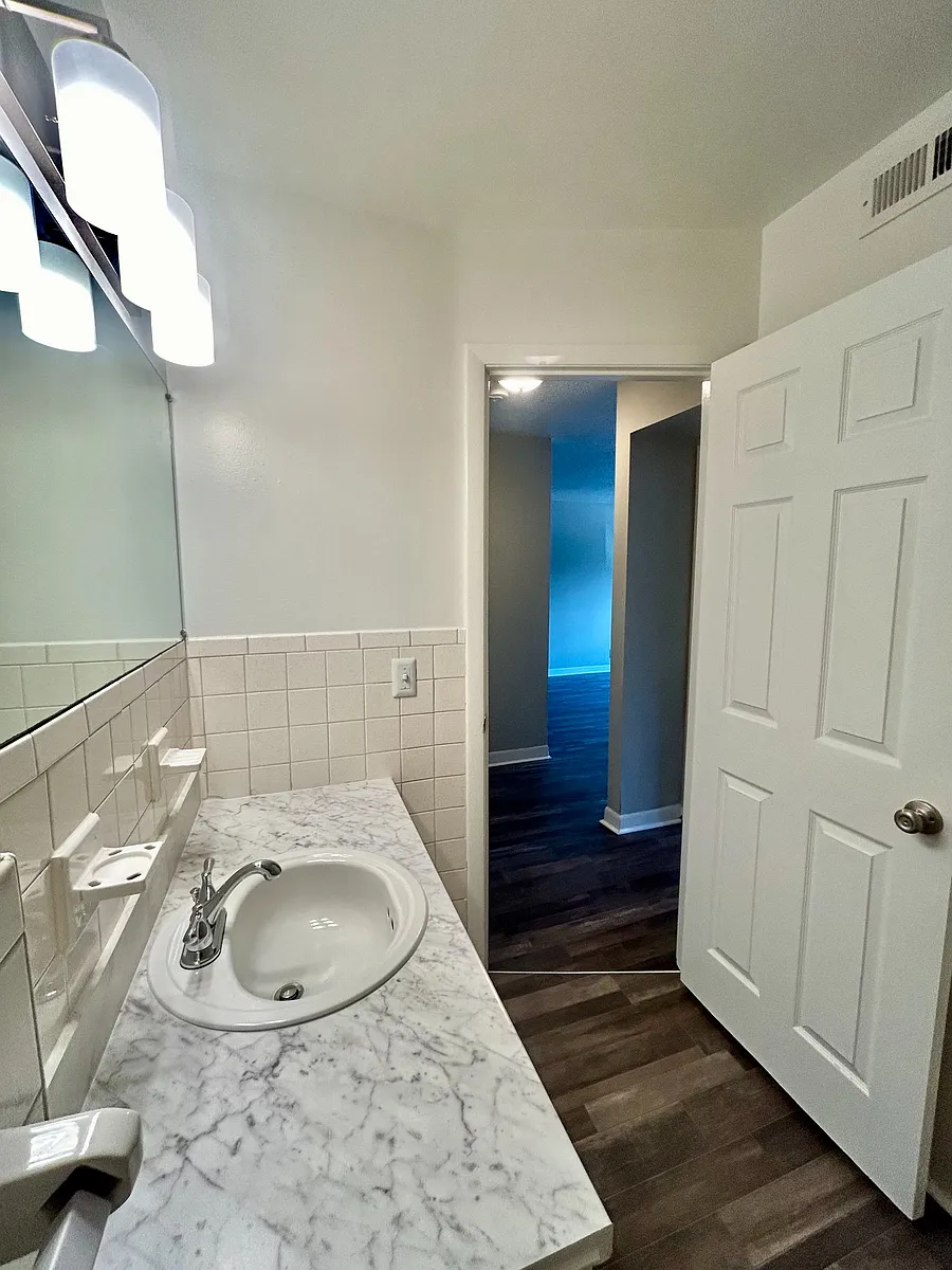Building Photo - D201 Hickory Hill Ln #D201