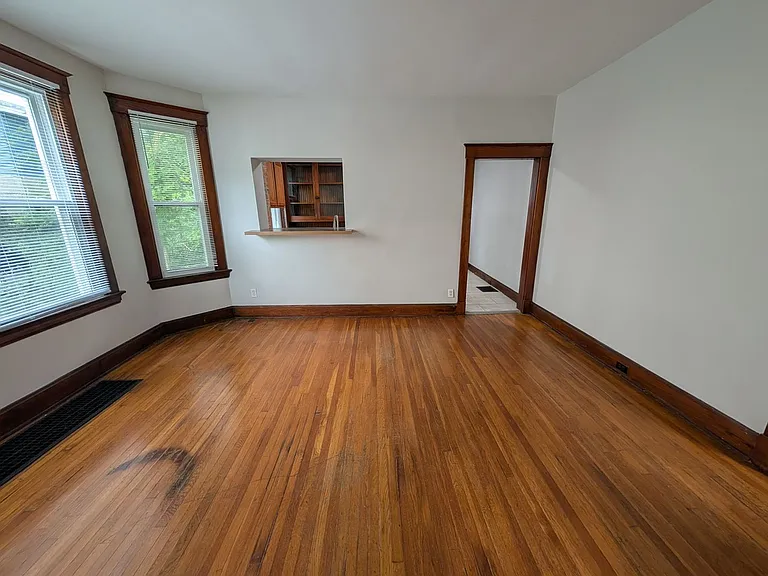 3111 Linwood Ave — Photo 4