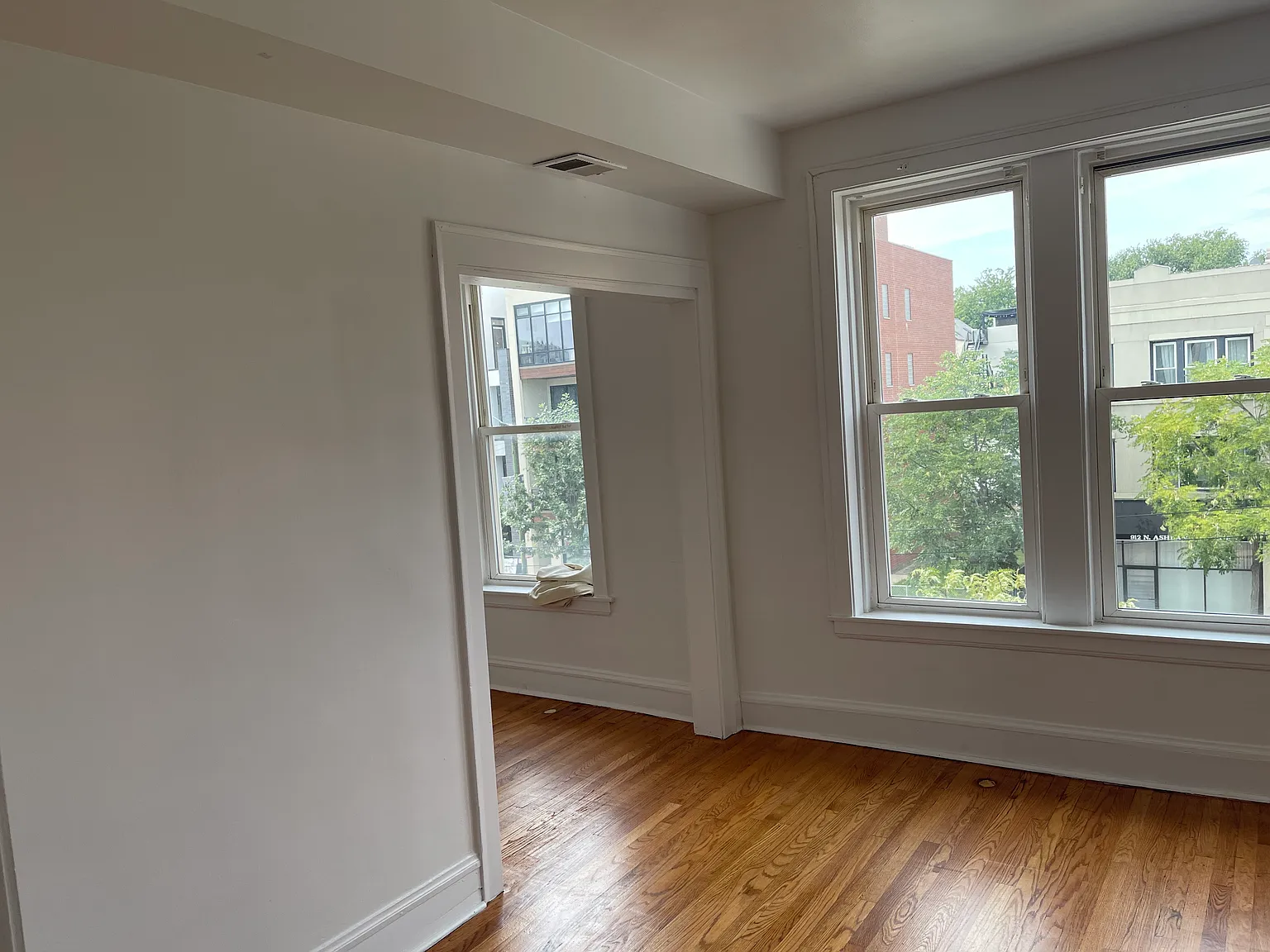 3 bed, 950 sqft, $2,450 — Photo 2