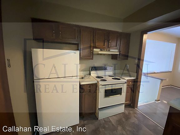 3rd image of 1100 N Oaks Ln