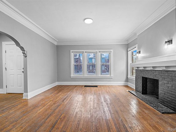 5th image of 681 Clairmount St