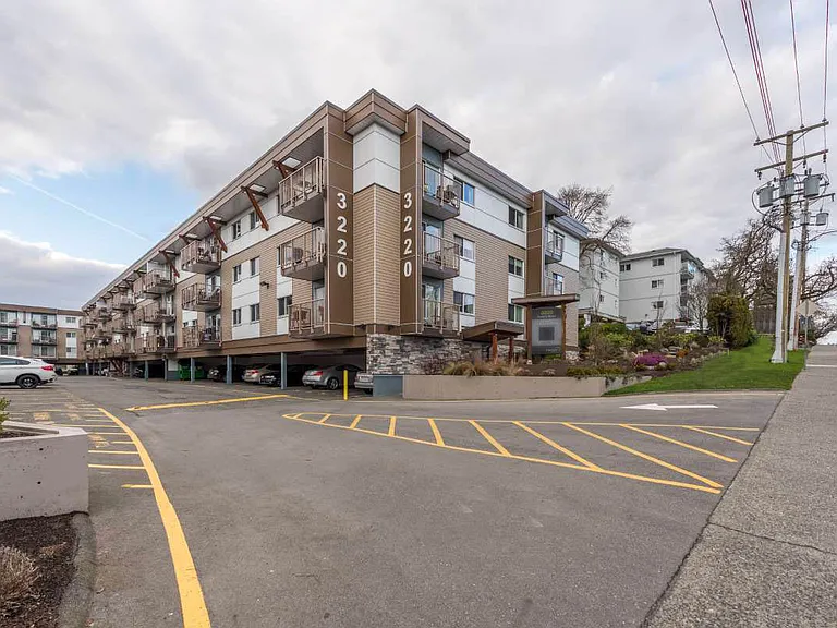 3220 Quadra St — Photo 5