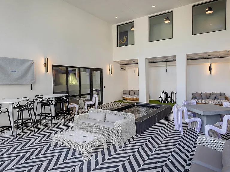 Relaxing pool lounge