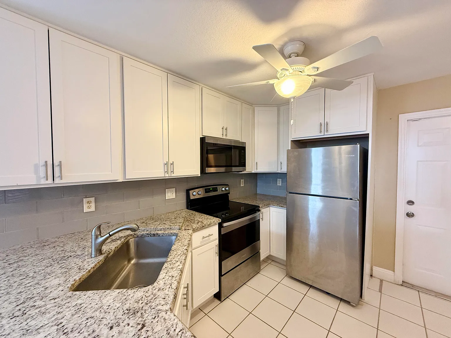 5 bed, 2.5 bath, 2211 sqft, $4,000 — Photo 4