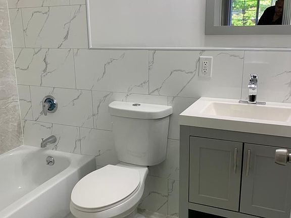 3rd image of 2718 Laconia Ave #1