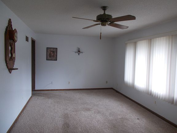2nd image of 400 Court St W