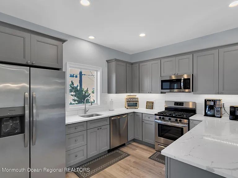 121 Dewey Dr — Photo 12