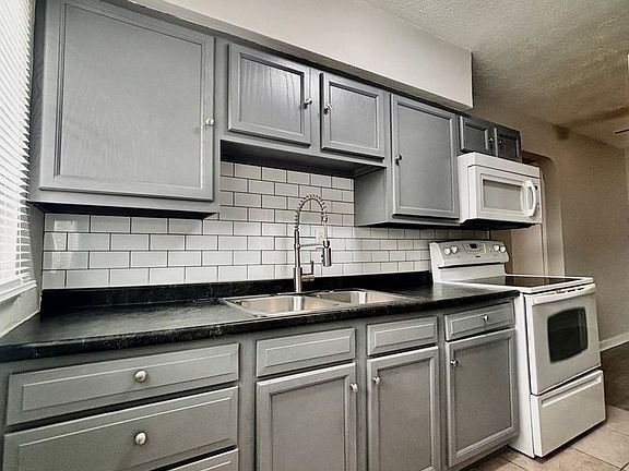 3rd image of 523 Hadley Ave APT 3