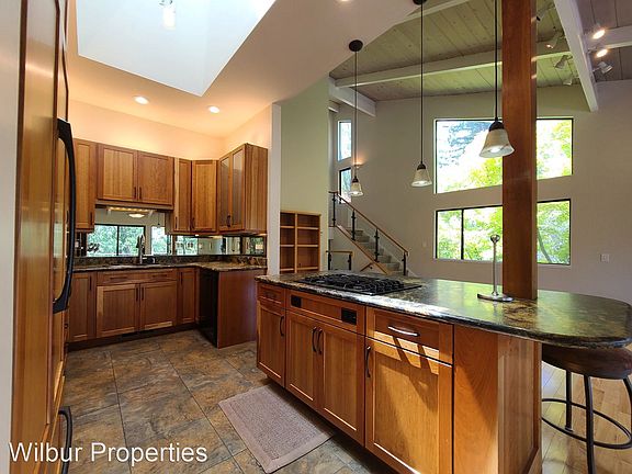 2nd image of 178 Sand Hill Cir