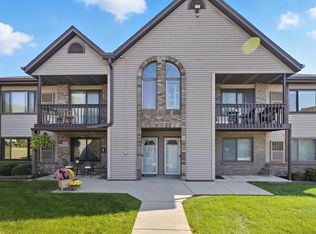 1343 Meadowcreek Dr APT B, Pewaukee, WI 53072