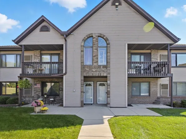 1343 Meadowcreek DRIVE #B, Pewaukee, WI 53072