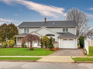 18 Saucer Ln, Levittown, NY 11756