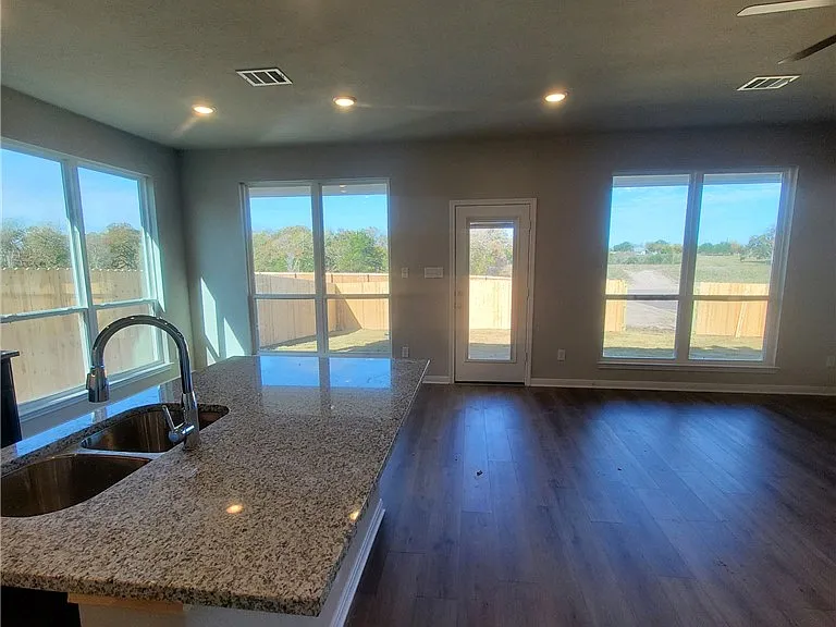 1308 Kingsgate Dr — Photo 12