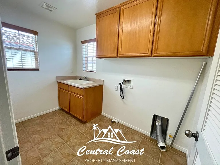 Cordoban Ln — Photo 9
