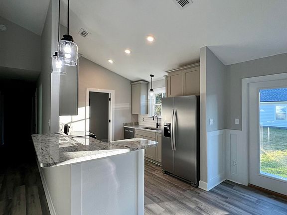 5th image of 14 Dickson St