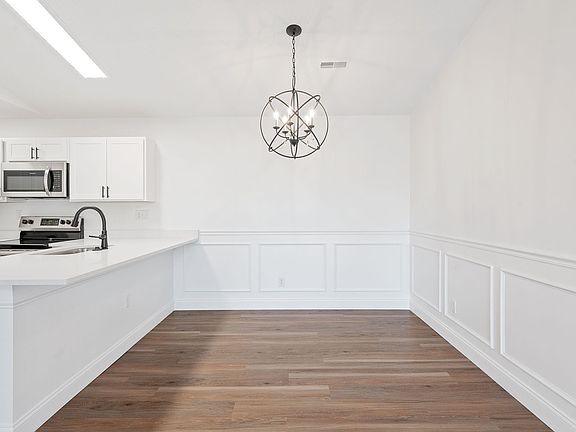 4th image of 4 Camelot Ct #B02
