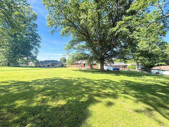 3rd image of 714 Saint Matthews Cir