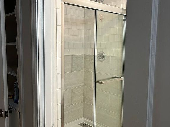 3rd image of 423 Holly St