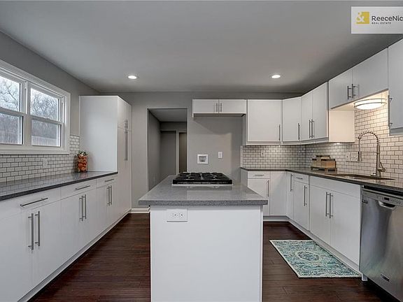 Dream Chef's Kitchen, Amazing Layout with Tons of Storage. Perfect for Entertaining!