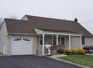 4 Country Club Dr, Colonia, NJ