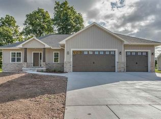 465 Meadow Wind Dr, Green Bay, WI 54311