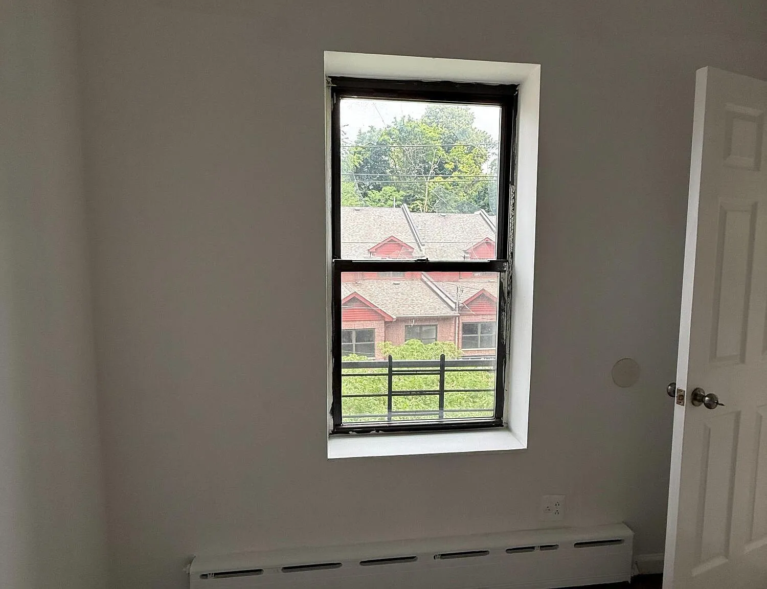 3 bed, 1.0 bath, 3225 sqft, $3,464 — Photo 4