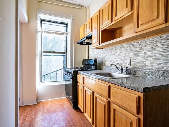 2nd image of 484 Willoughby Ave APT 4