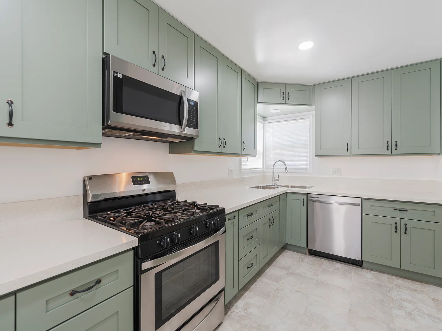 2 bed, 886 sqft, $3,700 — Photo 2
